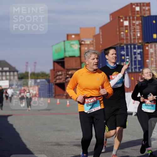 03.10.2025 - Köhlbrandbrückenlauf Michael Burmester http://msf.ph/oto/9029772 03.10.2025 10:34:47 Ziel 3551, 3552, 3553, 3673 meine-sportfotos.de