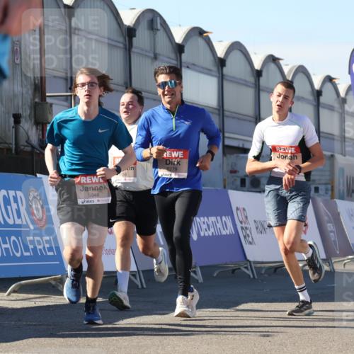 03.10.2025 - Köhlbrandbrückenlauf Luisa Fischer http://msf.ph/oto/9029794 03.10.2025 13:03:13 Ziel 4085, 4208, 4856, 5048, 6279, 6612, 6722, 6784 meine-sportfotos.de