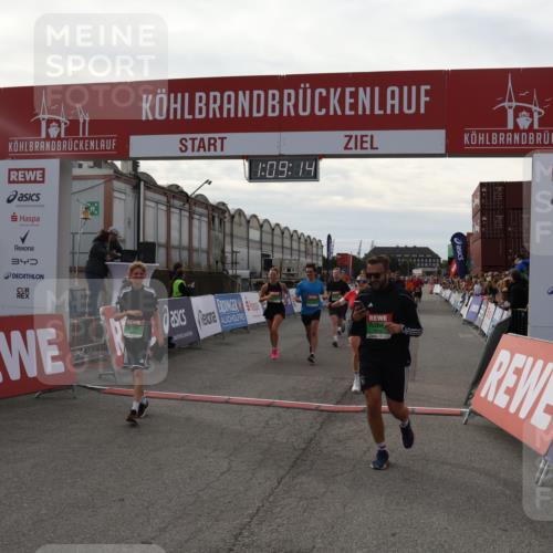 03.10.2025 - Köhlbrandbrückenlauf Julia Fischer http://msf.ph/oto/9029798 03.10.2025 16:09:14 Ziel 7379, 7501, 7558, 7822, 7823, 8217, 8348, 8725, 8763, 8797, 9019, 9091, 9139, 9216, 9739 meine-sportfotos.de