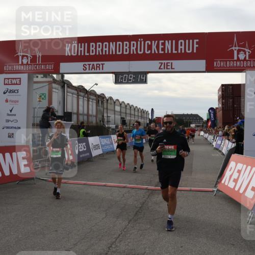 03.10.2025 - Köhlbrandbrückenlauf Julia Fischer http://msf.ph/oto/9029803 03.10.2025 16:09:14 Ziel 7379, 7501, 7558, 7822, 7823, 8217, 8348, 8725, 8763, 8797, 9019, 9091, 9139, 9216, 9739 meine-sportfotos.de