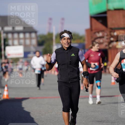 03.10.2025 - Köhlbrandbrückenlauf Michael Burmester http://msf.ph/oto/9029821 03.10.2025 10:34:59 Ziel 1728, 1750, 2667, 3588 meine-sportfotos.de