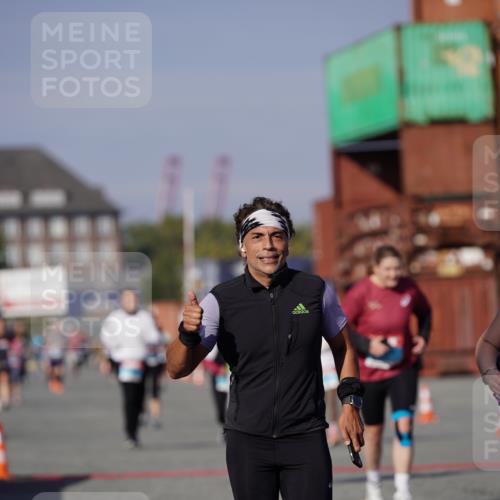 03.10.2025 - Köhlbrandbrückenlauf Michael Burmester http://msf.ph/oto/9029825 03.10.2025 10:35:00 Ziel 1728, 1750, 2667, 3588 meine-sportfotos.de