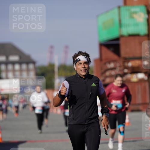 03.10.2025 - Köhlbrandbrückenlauf Michael Burmester http://msf.ph/oto/9029832 03.10.2025 10:35:00 Ziel 1728, 1750, 2667, 3588 meine-sportfotos.de