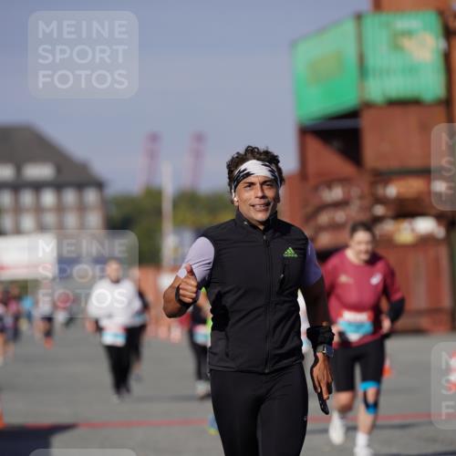 03.10.2025 - Köhlbrandbrückenlauf Michael Burmester http://msf.ph/oto/9029839 03.10.2025 10:35:00 Ziel 1728, 1750, 2667, 3588 meine-sportfotos.de