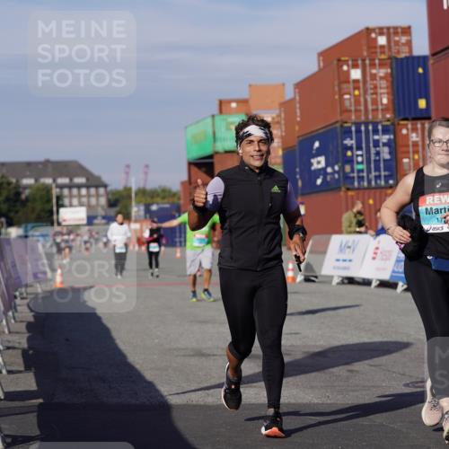 03.10.2025 - Köhlbrandbrückenlauf Michael Burmester http://msf.ph/oto/9029856 03.10.2025 10:35:02 Ziel 1728, 1750, 2667, 3588 meine-sportfotos.de