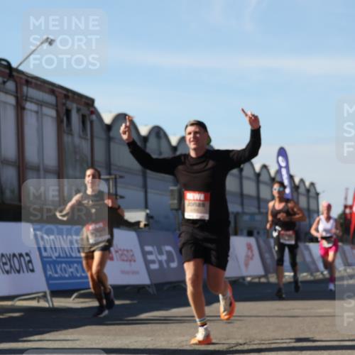 03.10.2025 - Köhlbrandbrückenlauf Luisa Fischer http://msf.ph/oto/9029861 03.10.2025 13:03:19 Ziel 4085, 4208, 4225, 4268, 4283, 4856, 5048, 5063, 6279, 6612, 6722, 6784 meine-sportfotos.de