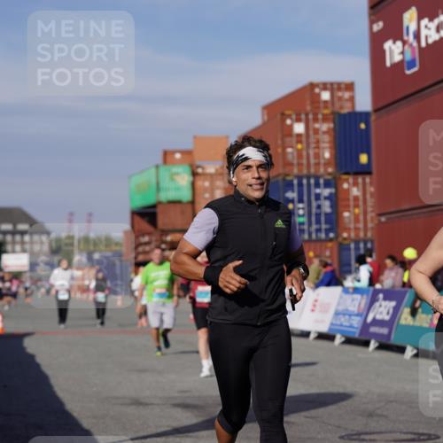 03.10.2025 - Köhlbrandbrückenlauf Michael Burmester http://msf.ph/oto/9029871 03.10.2025 10:35:02 Ziel 1728, 1750, 2667, 3588 meine-sportfotos.de