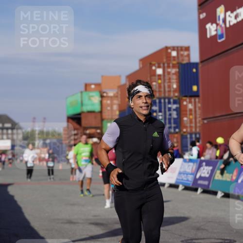 03.10.2025 - Köhlbrandbrückenlauf Michael Burmester http://msf.ph/oto/9029876 03.10.2025 10:35:02 Ziel 1728, 1750, 2667, 3588 meine-sportfotos.de