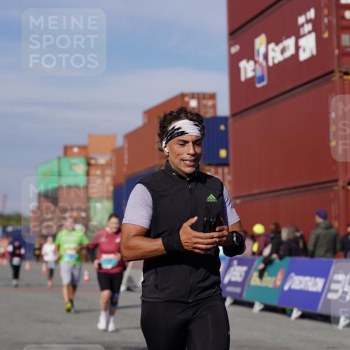 03.10.2025 - Köhlbrandbrückenlauf Michael Burmester http://msf.ph/oto/9029884 03.10.2025 10:35:03 Ziel 1728, 1750, 2667, 3588 meine-sportfotos.de
