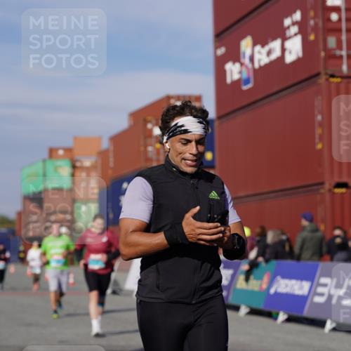 03.10.2025 - Köhlbrandbrückenlauf Michael Burmester http://msf.ph/oto/9029895 03.10.2025 10:35:03 Ziel 1728, 1750, 2667, 3588 meine-sportfotos.de
