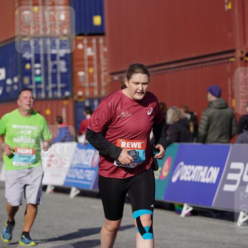 03.10.2025 - Köhlbrandbrückenlauf Michael Burmester http://msf.ph/oto/9029919 03.10.2025 10:35:06 Ziel 1750, 2667, 2999, 3000, 3001, 3588 meine-sportfotos.de