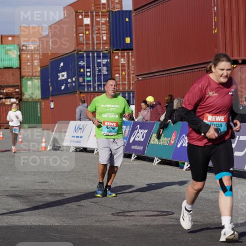 03.10.2025 - Köhlbrandbrückenlauf Michael Burmester http://msf.ph/oto/9029934 03.10.2025 10:35:06 Ziel 1750, 2667, 2999, 3000, 3001, 3588 meine-sportfotos.de