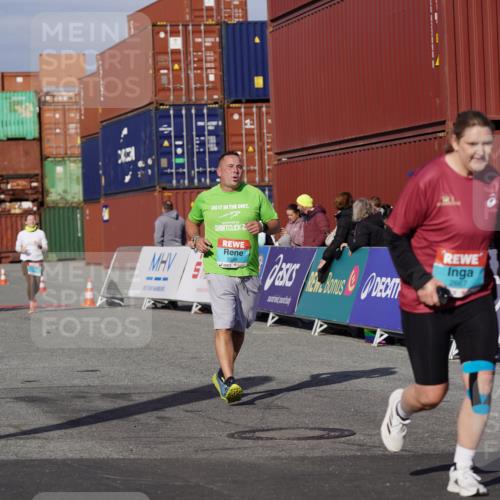 03.10.2025 - Köhlbrandbrückenlauf Michael Burmester http://msf.ph/oto/9029941 03.10.2025 10:35:06 Ziel 1750, 2667, 2999, 3000, 3001, 3588 meine-sportfotos.de