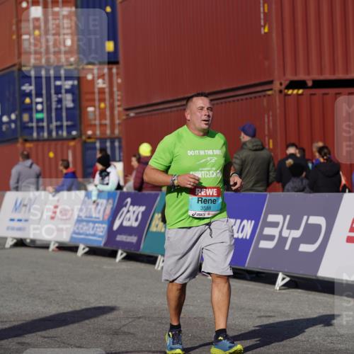 03.10.2025 - Köhlbrandbrückenlauf Michael Burmester http://msf.ph/oto/9029945 03.10.2025 10:35:08 Ziel 2667, 2999, 3000, 3001, 3588 meine-sportfotos.de