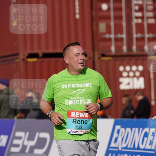 03.10.2025 - Köhlbrandbrückenlauf Michael Burmester http://msf.ph/oto/9029976 03.10.2025 10:35:09 Ziel 2667, 2999, 3000, 3001, 3588 meine-sportfotos.de