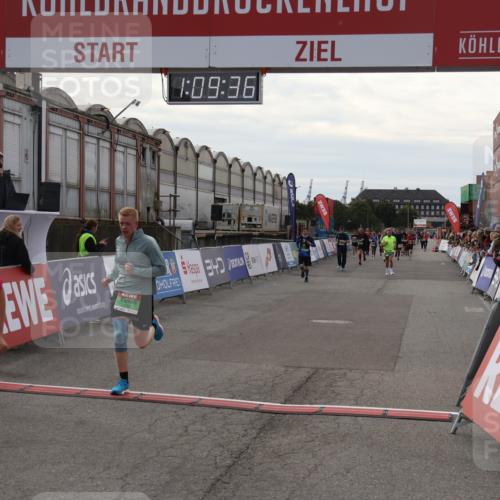 03.10.2025 - Köhlbrandbrückenlauf Julia Fischer http://msf.ph/oto/9029983 03.10.2025 16:09:36 Ziel 7345, 7609, 8788, 8984, 9150, 9410, 9419 meine-sportfotos.de
