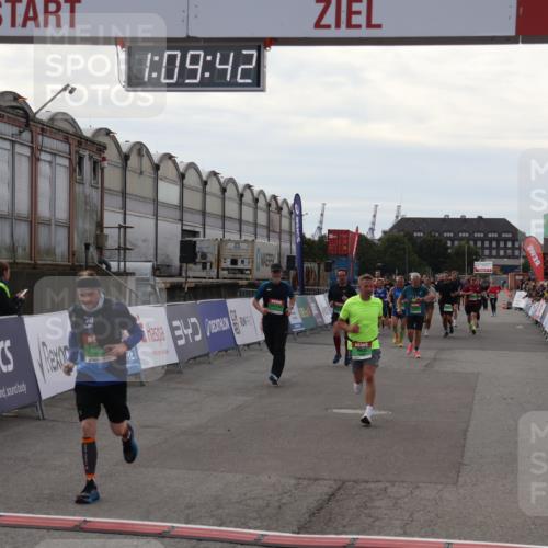 03.10.2025 - Köhlbrandbrückenlauf Julia Fischer http://msf.ph/oto/9029989 03.10.2025 16:09:42 Ziel 7609, 8826, 8834, 8984, 9024, 9150, 9301, 9410, 9419, 9567 meine-sportfotos.de