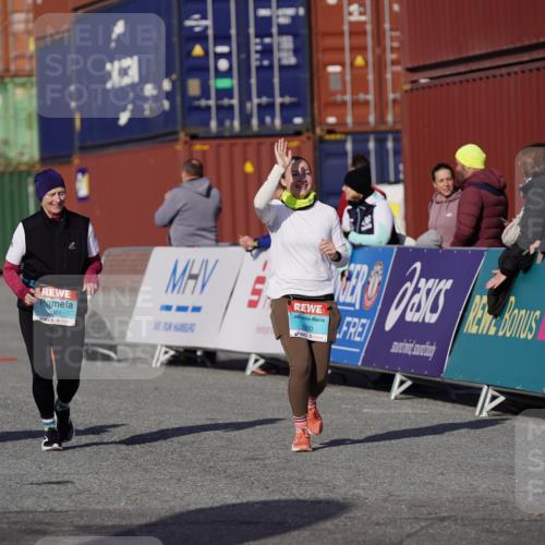 03.10.2025 - Köhlbrandbrückenlauf Michael Burmester http://msf.ph/oto/9030003 03.10.2025 10:35:12 Ziel 2397, 2999, 3000, 3001 meine-sportfotos.de