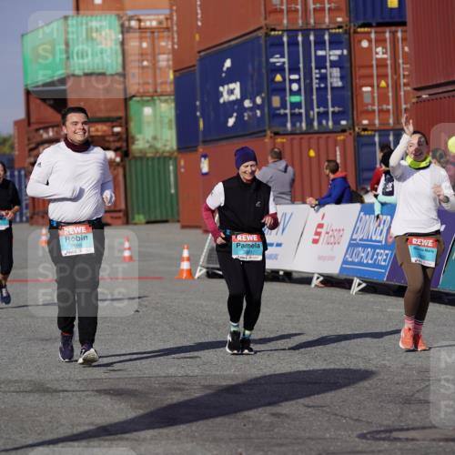 03.10.2025 - Köhlbrandbrückenlauf Michael Burmester http://msf.ph/oto/9030026 03.10.2025 10:35:14 Ziel 2397, 2999, 3000, 3001 meine-sportfotos.de