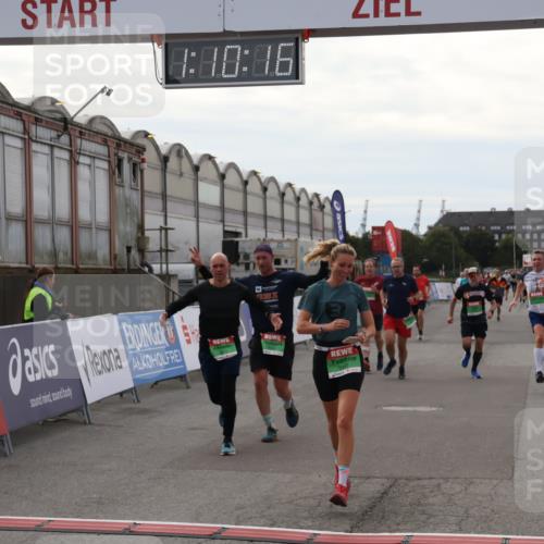 03.10.2025 - Köhlbrandbrückenlauf Julia Fischer http://msf.ph/oto/9030048 03.10.2025 16:10:17 Ziel 7139, 7217, 7421, 7437, 7528, 7529, 7764, 8882, 8932, 8989, 9090, 9323, 9347, 9348, 9349, 9458 meine-sportfotos.de