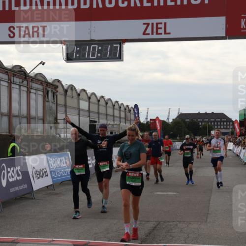 03.10.2025 - Köhlbrandbrückenlauf Julia Fischer http://msf.ph/oto/9030052 03.10.2025 16:10:17 Ziel 7139, 7217, 7421, 7437, 7528, 7529, 7764, 8882, 8932, 8989, 9090, 9323, 9347, 9348, 9349, 9458 meine-sportfotos.de
