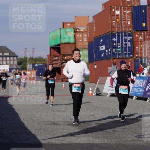 03.10.2025 - Köhlbrandbrückenlauf Michael Burmester http://msf.ph/oto/9030055 03.10.2025 10:35:15 Ziel 2397, 2999, 3000, 3001 meine-sportfotos.de