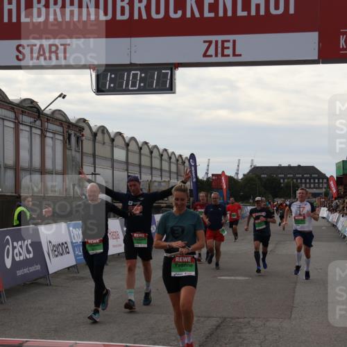 03.10.2025 - Köhlbrandbrückenlauf Julia Fischer http://msf.ph/oto/9030056 03.10.2025 16:10:18 Ziel 7139, 7217, 7304, 7421, 7437, 7528, 7529, 7764, 8882, 8932, 8989, 9323, 9347, 9348, 9349, 9458 meine-sportfotos.de