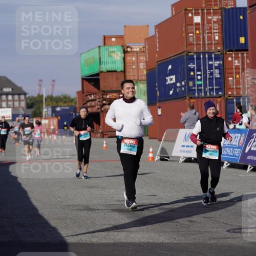 03.10.2025 - Köhlbrandbrückenlauf Michael Burmester http://msf.ph/oto/9030063 03.10.2025 10:35:15 Ziel 2397, 2999, 3000, 3001 meine-sportfotos.de