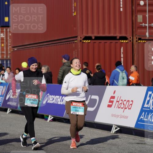 03.10.2025 - Köhlbrandbrückenlauf Michael Burmester http://msf.ph/oto/9030069 03.10.2025 10:35:16 Ziel 2397, 2999, 3000, 3001 meine-sportfotos.de
