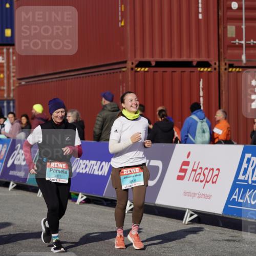 03.10.2025 - Köhlbrandbrückenlauf Michael Burmester http://msf.ph/oto/9030077 03.10.2025 10:35:16 Ziel 2397, 2999, 3000, 3001 meine-sportfotos.de