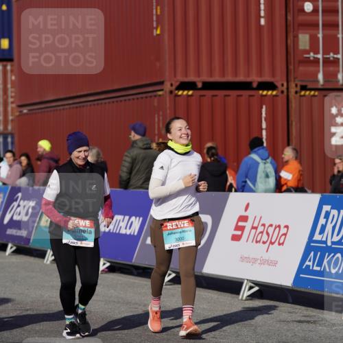 03.10.2025 - Köhlbrandbrückenlauf Michael Burmester http://msf.ph/oto/9030084 03.10.2025 10:35:16 Ziel 2397, 2999, 3000, 3001 meine-sportfotos.de