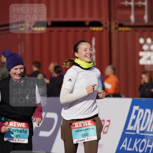 03.10.2025 - Köhlbrandbrückenlauf Michael Burmester http://msf.ph/oto/9030090 03.10.2025 10:35:17 Ziel 2397, 2936, 2999, 3000, 3001 meine-sportfotos.de