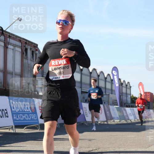 03.10.2025 - Köhlbrandbrückenlauf Luisa Fischer http://msf.ph/oto/9030102 03.10.2025 13:03:43 Ziel 4063, 4274, 4322, 4422, 4507, 5639, 5799, 6025 meine-sportfotos.de
