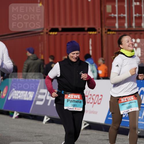 03.10.2025 - Köhlbrandbrückenlauf Michael Burmester http://msf.ph/oto/9030103 03.10.2025 10:35:18 Ziel 2397, 2936, 2999, 3000, 3001 meine-sportfotos.de