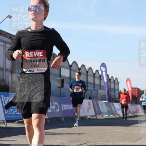 03.10.2025 - Köhlbrandbrückenlauf Luisa Fischer http://msf.ph/oto/9030107 03.10.2025 13:03:43 Ziel 4063, 4274, 4322, 4422, 4507, 5639, 5799, 6025 meine-sportfotos.de