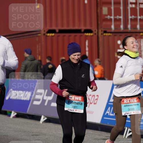 03.10.2025 - Köhlbrandbrückenlauf Michael Burmester http://msf.ph/oto/9030112 03.10.2025 10:35:18 Ziel 2397, 2936, 2999, 3000, 3001 meine-sportfotos.de