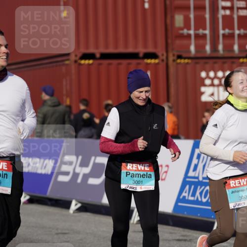 03.10.2025 - Köhlbrandbrückenlauf Michael Burmester http://msf.ph/oto/9030116 03.10.2025 10:35:18 Ziel 2397, 2936, 2999, 3000, 3001 meine-sportfotos.de