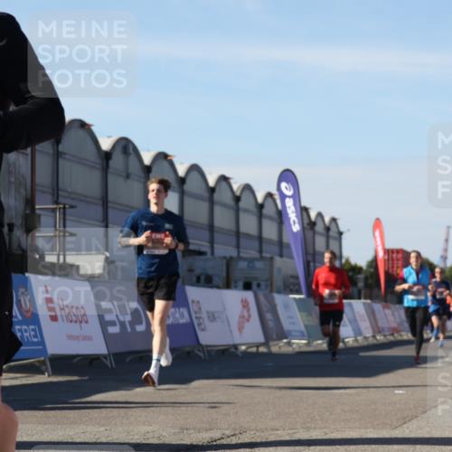03.10.2025 - Köhlbrandbrückenlauf Luisa Fischer http://msf.ph/oto/9030117 03.10.2025 13:03:44 Ziel 4063, 4274, 4322, 4422, 5639, 5799, 6025, 6341, 6706 meine-sportfotos.de