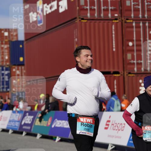 03.10.2025 - Köhlbrandbrückenlauf Michael Burmester http://msf.ph/oto/9030123 03.10.2025 10:35:18 Ziel 2397, 2936, 2999, 3000, 3001 meine-sportfotos.de