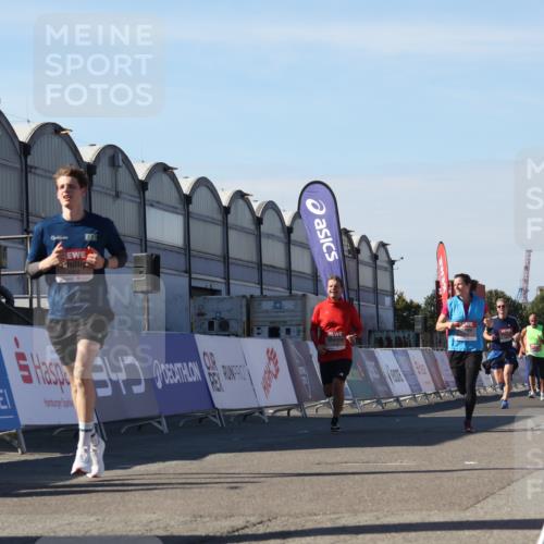 03.10.2025 - Köhlbrandbrückenlauf Luisa Fischer http://msf.ph/oto/9030127 03.10.2025 13:03:45 Ziel 4063, 4274, 4322, 4422, 5639, 5799, 6025, 6341, 6706 meine-sportfotos.de