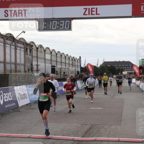 03.10.2025 - Köhlbrandbrückenlauf Julia Fischer http://msf.ph/oto/9030171 03.10.2025 16:10:31 Ziel 7112, 7126, 7139, 7217, 7304, 7384, 7385, 7543, 7648, 7844, 8097, 8798, 9542, 9652 meine-sportfotos.de