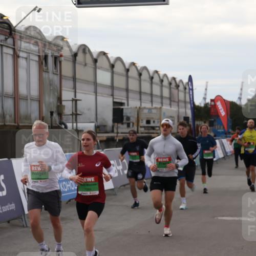 03.10.2025 - Köhlbrandbrückenlauf Julia Fischer http://msf.ph/oto/9030188 03.10.2025 16:10:33 Ziel 7112, 7126, 7217, 7304, 7384, 7385, 7543, 7562, 7648, 7844, 8097, 8153, 8798, 9542, 9652 meine-sportfotos.de