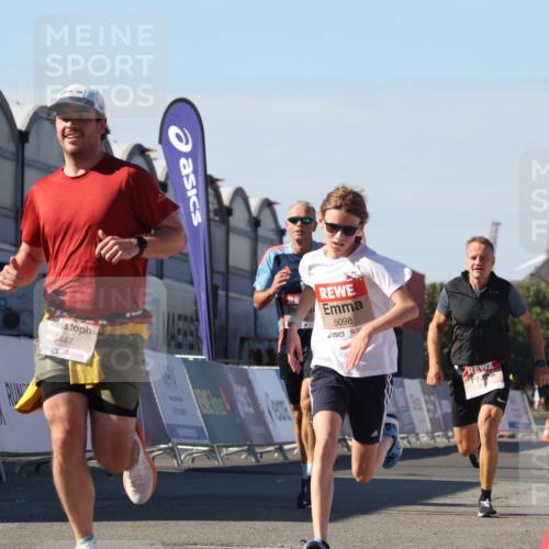 03.10.2025 - Köhlbrandbrückenlauf Luisa Fischer http://msf.ph/oto/9030237 03.10.2025 13:03:54 Ziel 4127, 4322, 4349, 5098, 5414, 5447, 5950, 6315, 6341, 6392, 6706 meine-sportfotos.de