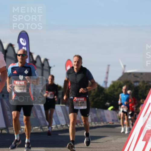 03.10.2025 - Köhlbrandbrückenlauf Luisa Fischer http://msf.ph/oto/9030250 03.10.2025 13:03:55 Ziel 4127, 4322, 4349, 5098, 5414, 5447, 5950, 6315, 6341, 6392, 6706 meine-sportfotos.de