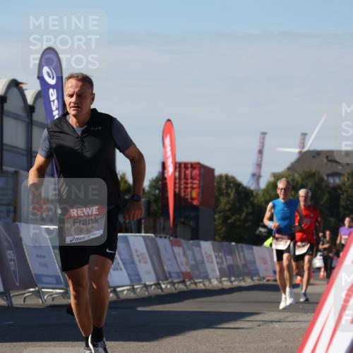 03.10.2025 - Köhlbrandbrückenlauf Luisa Fischer http://msf.ph/oto/9030264 03.10.2025 13:03:56 Ziel 4127, 4322, 4349, 5098, 5414, 5447, 5950, 5958, 6315, 6341, 6392, 6706 meine-sportfotos.de