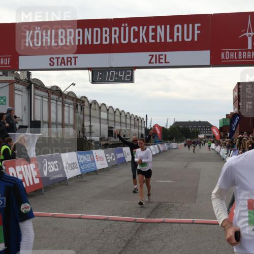 03.10.2025 - Köhlbrandbrückenlauf Julia Fischer http://msf.ph/oto/9030296 03.10.2025 16:10:42 Ziel 7112, 7126, 7384, 7385, 7534, 7543, 7549, 7552, 7562, 7844, 8153, 8798, 8950, 9652 meine-sportfotos.de