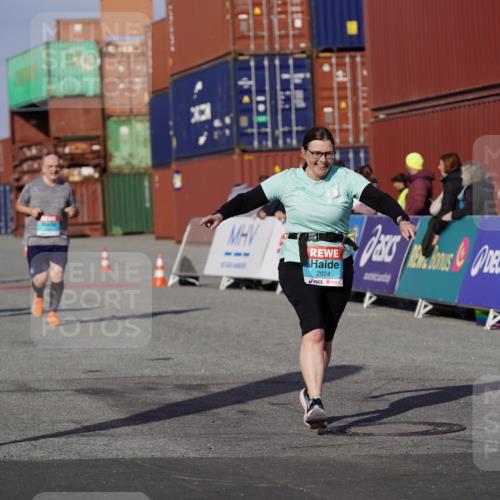 03.10.2025 - Köhlbrandbrückenlauf Michael Burmester http://msf.ph/oto/9030297 03.10.2025 10:35:34 Ziel 1729, 2513, 2558, 2924 meine-sportfotos.de