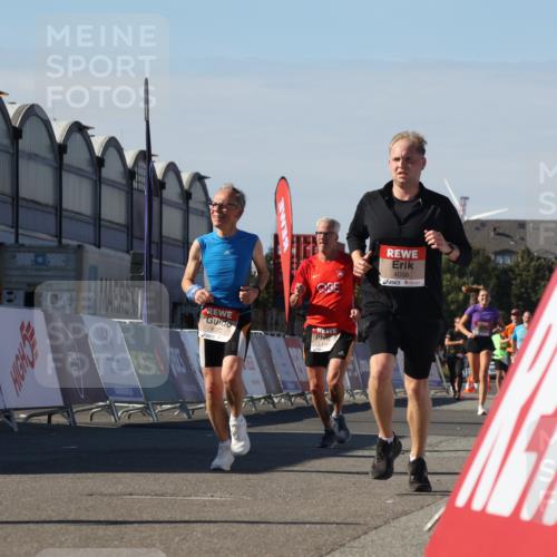 03.10.2025 - Köhlbrandbrückenlauf Luisa Fischer http://msf.ph/oto/9030298 03.10.2025 13:04:00 Ziel 4056, 4127, 4349, 4372, 4480, 5098, 5414, 5447, 5950, 5958, 6315, 6341, 6392, 6706 meine-sportfotos.de