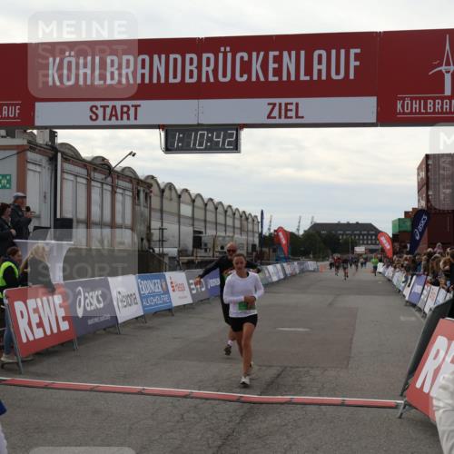 03.10.2025 - Köhlbrandbrückenlauf Julia Fischer http://msf.ph/oto/9030300 03.10.2025 16:10:43 Ziel 7112, 7126, 7534, 7543, 7549, 7552, 7562, 7844, 8153, 8798, 8950, 9652 meine-sportfotos.de