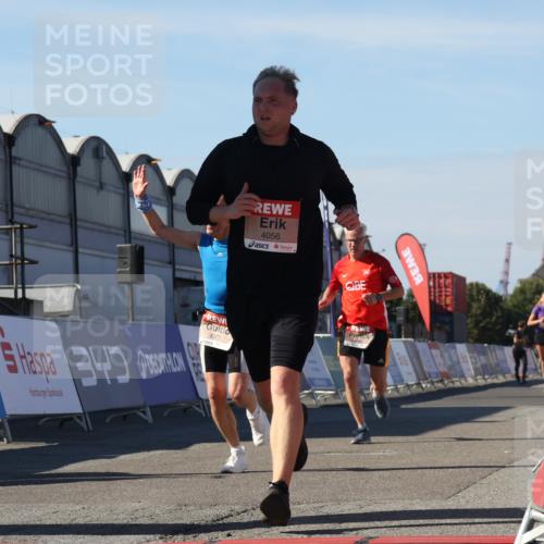 03.10.2025 - Köhlbrandbrückenlauf Luisa Fischer http://msf.ph/oto/9030321 03.10.2025 13:04:02 Ziel 4056, 4127, 4349, 4372, 4480, 5098, 5414, 5447, 5950, 5958, 6315, 6392 meine-sportfotos.de